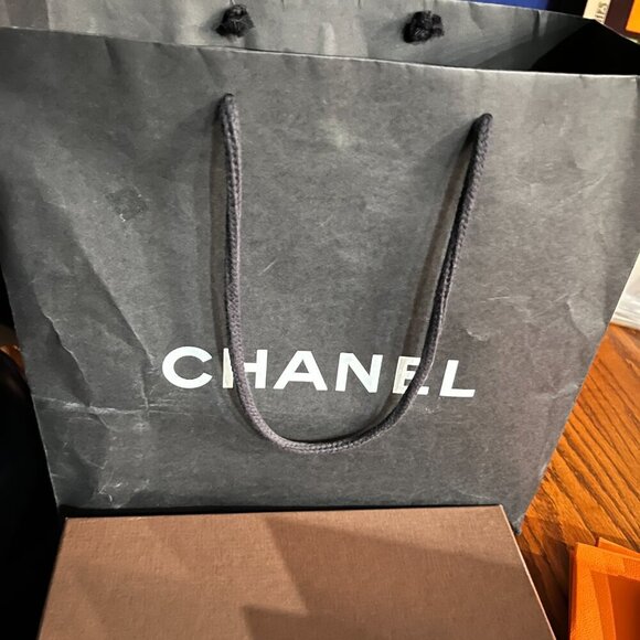 HERMES CHANEL LOUIS VUITTON Bags Boxes Camillas Ribbon  - Luxury Designer Decor - Picture 4 of 8